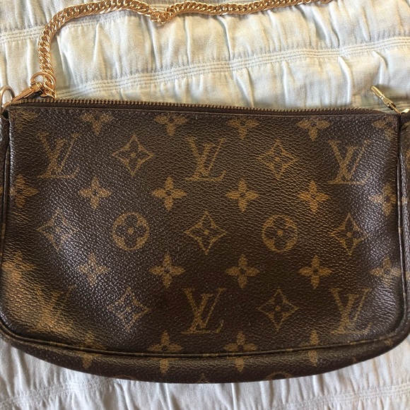 Louis Vuitton Handbags - Louis Vuitton Clutch/crossbody - barely used